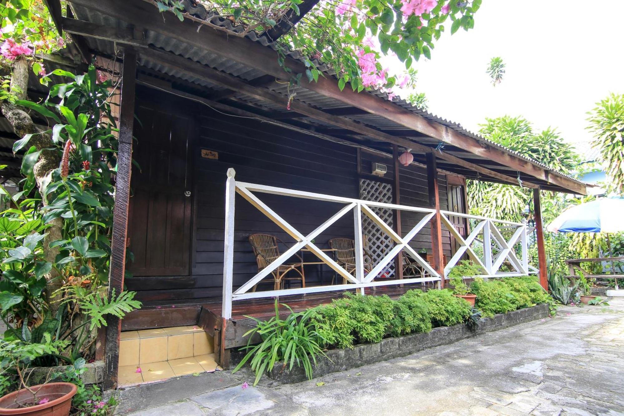 Ombak Inn Chalet Кампунг Телук Нипа Екстериор снимка